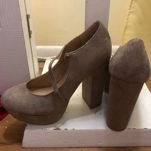 Suede nude pumps